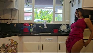 Image Dei para os amigos do meu marido na cozinha enquanto ele limpava a piscina. Parte final