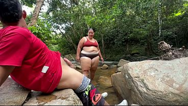 Image Hombre muestra y masturba la polla cerca de una mujer desconocida