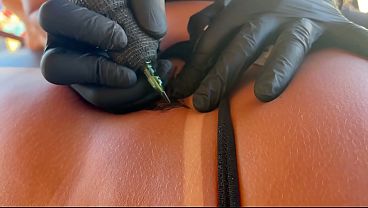 Image FUI CHAMADO PRA TATUAR E ACABEI ME ENVOLVENDO EM UMA SURUBA