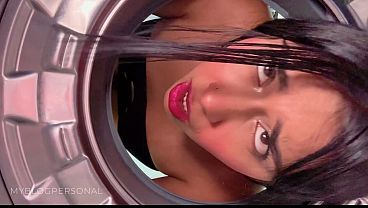 Image Hermanastra culona se qued&oacute_ atascada en la lavadora y su hermanastro la ayuda follandola