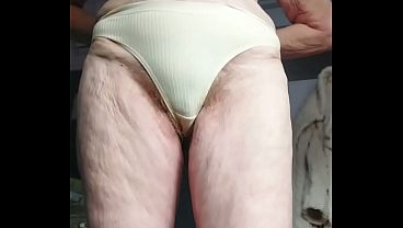 Image Oma neukt harige kut met dildo