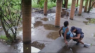 Image MORADOR DE RUA TAVA BATENDO UMA NO BANCO DA PRA&Ccedil_A APARECEU UM CARA E CHUPOU O PAUS&Atilde_O DO MORADOR E SENTOU ATE GOZAR OS CARAS FICARAM OLHANDO