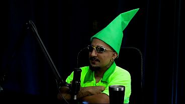 Image BRANCA DE NEVEE DA BUCETA PELUDA DEU O CU PRO ANAO DUNGA ENCIMA DA MESA DO PODCAST DURANTE A ENTREVISTA