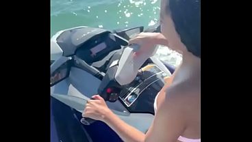 Image Novinha Safada, deixou marido na areia e fudeu com o instrutor no Jetski