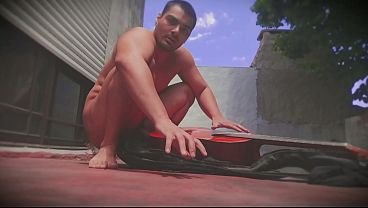 Image Big Men - Muscular Men - Outdoor - Sexy N1 - Frotando sobre el pene de 18 CM una Guitarra Yamaha C80 hecha en China