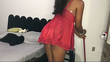 Image Essa empregada sexy montou em mim com sede, fez um boquete daquele que engole cada cent&iacute_metro do meu pau e n&atilde_o parou at&eacute_ sugar a &uacute_ltima gota