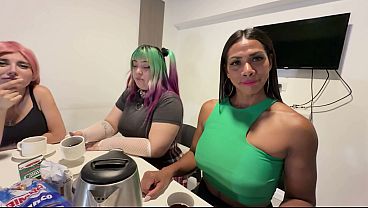 Image Esta familia se vuelve loca cuando el padre no est&aacute_ . TRAILER