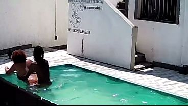 Image Flagrei minha vizinha fudendo com neg&atilde_o na piscina