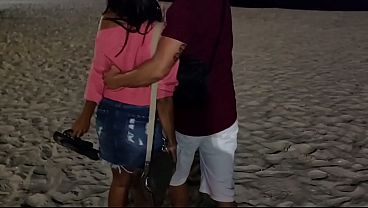 Image Fui dar uma voltinha na praia e acabei pagando um boquete enquanto o marido assistia