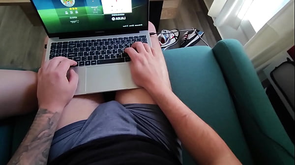 Image Madrastra Tetona , quiere Jugar con la Polla de su Hijastro mientras el esta Jugando FIFA !!