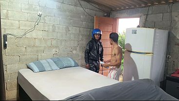 Image MOTOBOY VEIO FAZER A ENTREGA DEIXEI CAIR A TOALHA E ELE SOCOU A ROLA NO MEU CU SEM DO