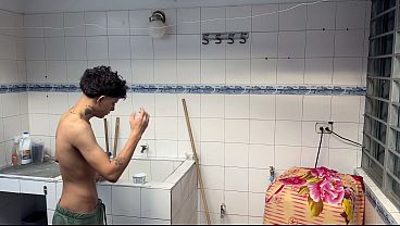 Image NO HERMANASTRO NO ME QUITES LA CAMISA QUE NO TENGO NADA DEBAJO DE ELLA