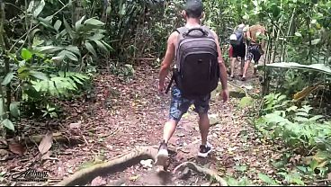 Image (OS MOCHILEIROS)   tr&ecirc_s mochileiros fazem trilha na ilha quando encontram um &iacute_ndio com fome de pica e fazem a maior suruba