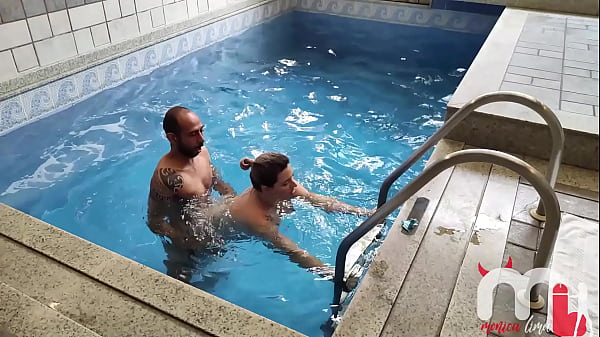 Image Safada gulsoa por pau grosso fode com o primo do marido na frente do corno!