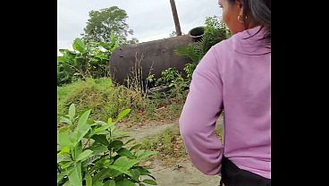 Image se ecxita en publico extremadamente arriesgado mientras pasa la gente